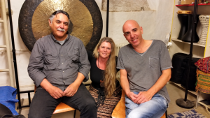 Heike Trenck mit Glen Velez und Zohar Fresco bei Tamburo Mundi Heike Trenck im Kreis der Rahmentrommel-Großmeister Glen Velez und Zohar Fresco beim Tamburo Mundi Festival